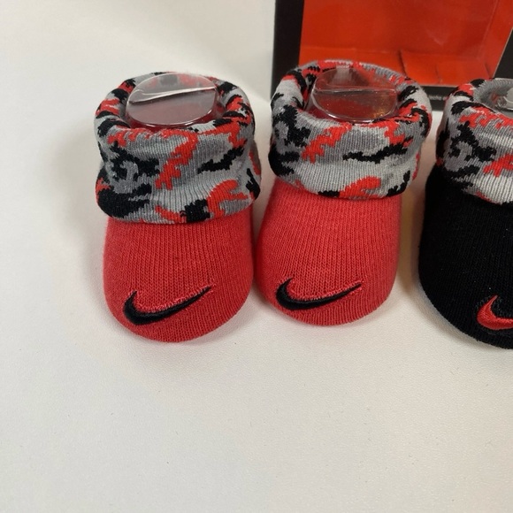 Nike Baby 2 Pk Black Red Ankle Cotton Swoosh Camouflage Booties Set Sz 0-6 MO - Picture 4 of 4